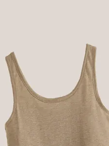 Detailopname van een beige mouwloze tanktop met ronde hals en geribbelde textuur
