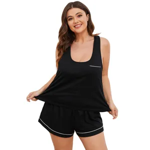 Detailansicht des schwarzen Pyjama-Sets für Damen in Übergröße mit Top und Shorts