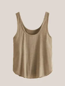 Gedetailleerd overzicht van een mouwloze zomertanktop voor dames met ronde hals in kaki jersey