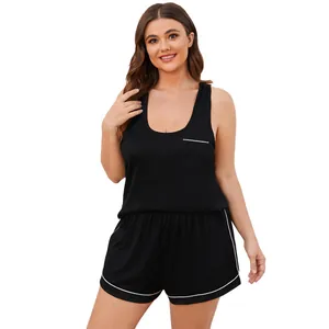 Detail eines schwarzen Pyjama-Sets in Übergröße mit weißem Paspel an Top und Shorts.