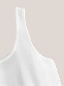 Detailopname van een witte tanktopband met hoogwaardige stiksels en katoenen textuur