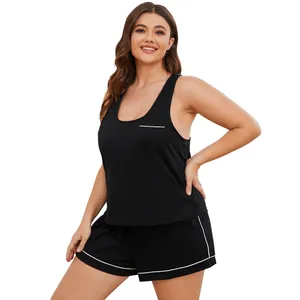 Vorderansicht Detail eines schwarzen Übergrößen-Pyjama-Sets mit weißer Paspelierung