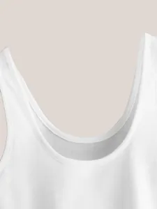 Gedetailleerde macro-weergave van de halslijn en textuur van een witte dames tanktop van katoen.