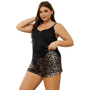 Grote maat pyjamaset met een zwart kanten hemdje en shorts met een luipaardprint.