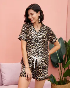 Frau trägt Leopardenmuster Kurzarm-Pyjama-Set in einem gemütlichen rosa Lifestyle-Ambiente
