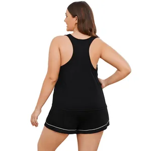 Rückansicht eines schwarzen Pyjama-Sets in Übergröße mit Racerback-Top und kurzen Hosen