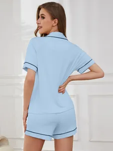 Rückansicht eines hellblauen Damen-Schlafanzug-Sets mit eleganten Kontrastpaspeln
