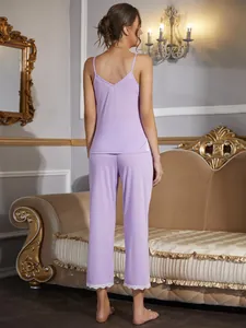 Vista posteriore di un set pigiama lavanda con canotta e pantaloni con pizzo bianco.