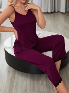 Dettaglio del set pigiama bordeaux con bordo in pizzo nero su canotta e pantaloni capri