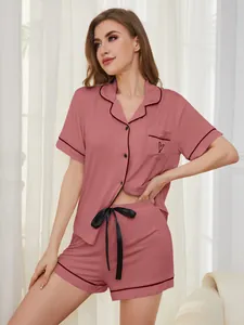 Elegantes rosa Kurzarm-Pyjama-Set mit schwarzen Kontrastpaspeln und Herzstickerei