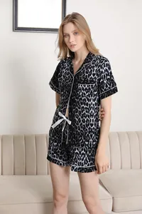Detailaufnahme eines kurzärmeligen Schlafanzug-Sets mit Leopardenmuster für Damen