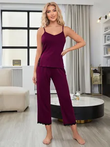 Elegante set pigiama viola a due pezzi con pizzo nero perfetto per il relax in casa