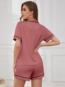 Rückansicht eines rosafarbenen Modal-Pyjama-Sets für Damen mit schwarzer Paspelierung