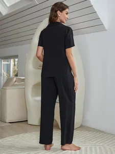 Rückansicht eines minimalistischen schwarzen Pyjama-Sets mit Kurzarm-Oberteil und langer Hose