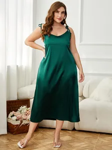 Elegante camicia da notte in raso verde scuro taglie forti con spalline sottili a casa