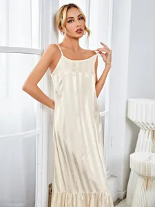 Detail eines cremefarbenen gestreiften Satin-Nachthemds mit elegantem Rüschensaum
