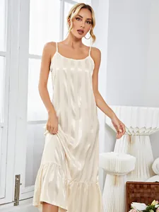 Elegantes elfenbeinfarbenes Satin-Nachthemd mit vertikalen Streifen und Rüschensaum.