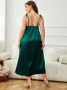 Vista posteriore dettagliata di una camicia da notte in raso verde smeraldo taglie forti