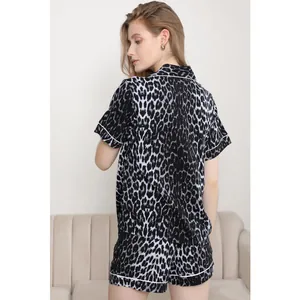 Damen Schlafanzug mit Leopardenmuster, Kurzarm-Set, Rückansicht in der Wohnung