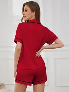 Rückansicht eines klassischen roten Pyjama-Sets mit kurzen Ärmeln und Paspelierung.