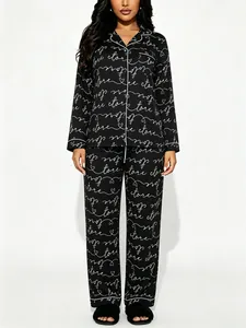 Vooraanzicht van de zwarte tweedelige pyjamaset voor dames met elegante witte print.