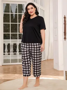 Plus size black t-shirt and heart print checkered pajama set for women
