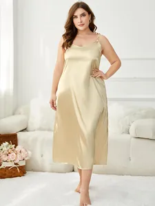 Elegante camicia da notte in raso champagne taglie forti con spalline sottili.