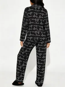 Zwarte pyjamaset met witte cursieve tekstprint, achteraanzicht van shirt en lange broek
