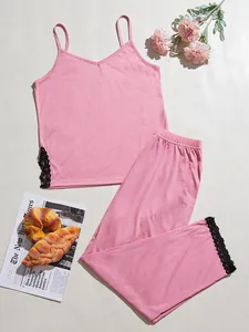 Set pigiama rosa da donna in due pezzi con canotta e pantaloni lunghi in pizzo