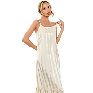 Eleganter weißer Satin-Schlafanzug mit vertikalen Streifen und Rüschensaum Design