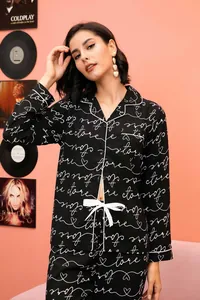 Detail van de zwarte pyjamatop met lange mouwen voor dames met witte schriftprint