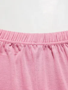 Dettaglio ravvicinato di pantaloni del pigiama rosa con comoda fascia elastica in vita