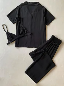 Dreiteiliges schwarzes Damen-Pyjama-Set mit Hemd, Bralette und langer Hose.
