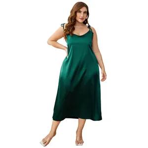 Camicia da notte in raso verde smeraldo taglie forti con spalline regolabili sottili
