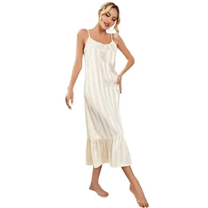 Elegantes gestreiftes Satin-Nachthemd für Damen mit einem zarten Volantsaum-Detail.