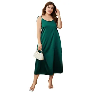 Elegante camicia da notte in raso verde scuro taglie forti indossata da modella in studio