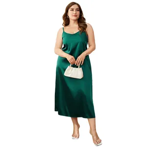 Elegante sottoveste in raso verde smeraldo taglie forti con una bella finitura lucida.