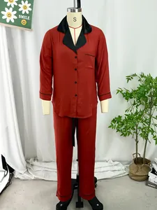 Detail van donkerrode tweedelige pyjamaset met zwarte reverskraag op een paspop
