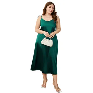 Camicia da notte in raso verde smeraldo taglie forti su modella con borsa bianca