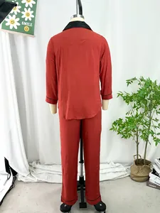 Gedetailleerd achteraanzicht van de rode tweedelige pyjamaset voor dames met zwarte revers