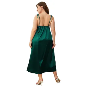 Vista posteriore di una camicia da notte in raso verde smeraldo taglie forti con spalline.