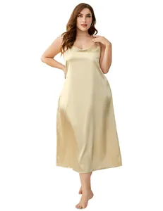 Elegante sottoveste in raso champagne oro per taglie forti mostrata su una modella