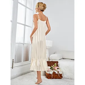 Elegantes champagnerfarbenes gestreiftes Satin-Nachthemd für Damen, sommerliche Rückansicht.