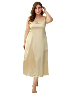 Dettaglio della liscia trama in raso color champagne della camicia da notte taglie forti