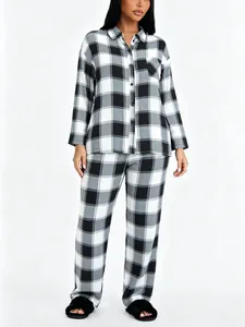 Klassieke zwart-wit geruite dames pyjamaset met lange mouwen en een mooie reverskraag