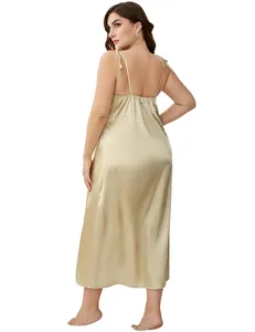 Elegante vista posteriore di una camicia da notte in raso champagne taglie forti con spalline