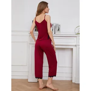 Elegante set pigiama due pezzi bordeaux con finiture in pizzo per donna