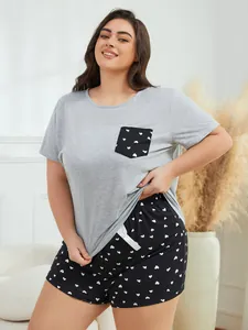 Vista detallada del pijama de talla grande para mujer con bolsillo y short de corazón