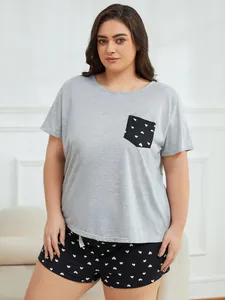 Vista detallada de pijama de talla grande gris con pantalones de mil corazones