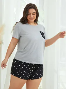 Detalle de pijama de talla grande con camiseta gris y pantalones de corazones